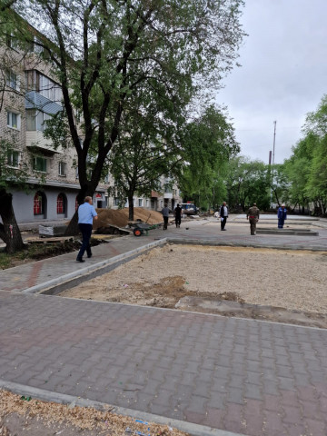 Благоустройство двора продолжается